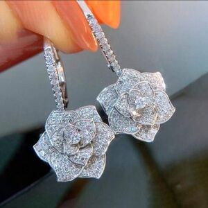 🦋NWT Elegant Silver Floral Earrings